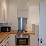 Charming Flat On Holland Road, Kensington
