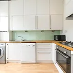 Charming Flat On Holland Road, Kensington